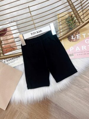 Ôm lửng titi bé gái