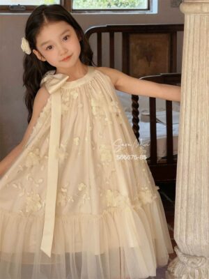 Đầm ren thêu hoa nổi cổ yêm kem 15-45kg